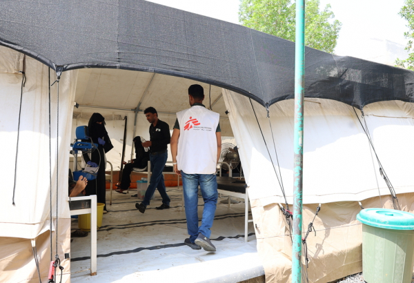 Equipe médica de MSF na tenda de isolamento do centro de tratamento de diarreia no Hospital Geral Abs. @ Majdi Al Adani/MSF