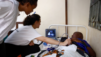 Sara Meyer, médica de MSF, junto de outra profissional de saúde, realiza um exame de ultrassom em uma gestante em Kimambi, na Tanzânia. O ultrassom portátil é uma forma de identificar precocemente complicações e gestações de alto risco. ©Vincenzo Livieri