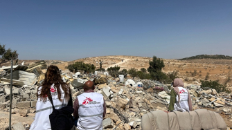 Equipe de MSF vista a comunidade Khallet Athaba, arrasada pelos ataques por parte de colonos e das forças israelenses. © MSF