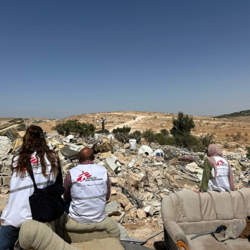 Equipe de MSF vista a comunidade Khallet Athaba, arrasada pelos ataques por parte de colonos e das forças israelenses. © MSF