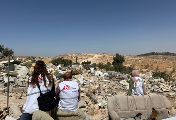Equipe de MSF vista a comunidade Khallet Athaba, arrasada pelos ataques por parte de colonos e das forças israelenses. © MSF