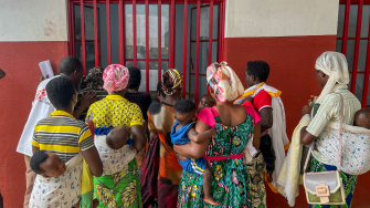Mães aguardam distribuição de redes mosquiteiras após a vacinação de seus filhos no centro de saúde de Rugombo, apoiado por Médicos Sem Fronteiras, no distrito de Cibitoke. © Frédéric Janssens/MSF