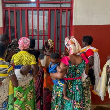 Mães aguardam distribuição de redes mosquiteiras após a vacinação de seus filhos no centro de saúde de Rugombo, apoiado por Médicos Sem Fronteiras, no distrito de Cibitoke. © Frédéric Janssens/MSF