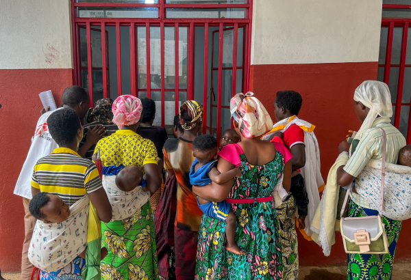 Mães aguardam distribuição de redes mosquiteiras após a vacinação de seus filhos no centro de saúde de Rugombo, apoiado por Médicos Sem Fronteiras, no distrito de Cibitoke. © Frédéric Janssens/MSF