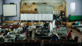 Centro de trânsito para pessoas deslocadas em Dnipropetrovsk, leste da Ucrânia. Equipes de MSF examinam pacientes com doenças crônicas e ferimentos de guerra. © Julien Dewarichet