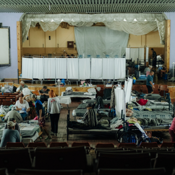 Centro de trânsito para pessoas deslocadas em Dnipropetrovsk, leste da Ucrânia. Equipes de MSF examinam pacientes com doenças crônicas e ferimentos de guerra. © Julien Dewarichet