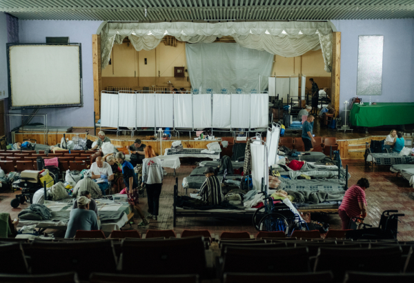 Centro de trânsito para pessoas deslocadas em Dnipropetrovsk, leste da Ucrânia. Equipes de MSF examinam pacientes com doenças crônicas e ferimentos de guerra. © Julien Dewarichet