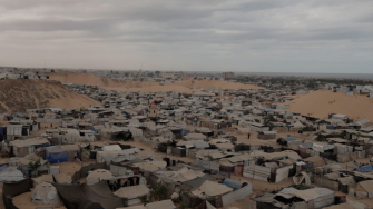 Milhares de tendas em Mawasi, Khan Younis, onde famílias deslocadas vivem em condições de superlotação, sem o básico para sobreviver. Outubro de 2025. ©Motasem Abu Aser/MSF