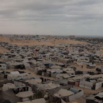 Milhares de tendas em Mawasi, Khan Younis, onde famílias deslocadas vivem em condições de superlotação, sem o básico para sobreviver. Outubro de 2025. ©Motasem Abu Aser/MSF