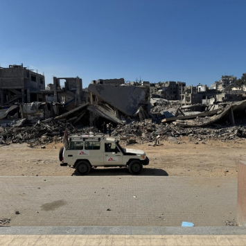 Veículo de MSF do lado de fora do Hospital Al Rantisi, na Cidade de Gaza, em meio à destruição na região. Outubro de 2025, Palestina. ©MSF