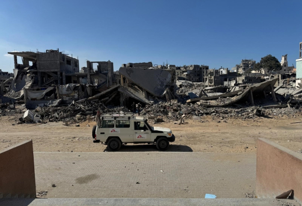 Veículo de MSF do lado de fora do Hospital Al Rantisi, na Cidade de Gaza, em meio à destruição na região. Outubro de 2025, Palestina. ©MSF