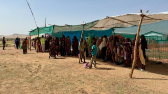 Mães esperam na fila com seus filhos para fazer o exame para desnutrição. Tawila, Darfur do Norte, Sudão. ©Aurélie Lécrivain/MSF