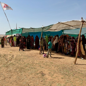 Mães esperam na fila com seus filhos para fazer o exame para desnutrição. Tawila, Darfur do Norte, Sudão. ©Aurélie Lécrivain/MSF