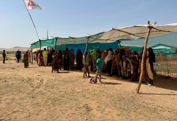Mães esperam na fila com seus filhos para fazer o exame para desnutrição. Tawila, Darfur do Norte, Sudão. ©Aurélie Lécrivain/MSF