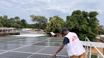 Goumar Attama Abdoul Aziz, gerente de energia de MSF, inspeciona um painel de energia solar no Hospital de Batangafo, na República Centro-Africana. ©Amadou Barazé