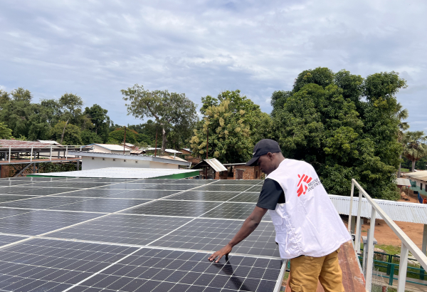 Goumar Attama Abdoul Aziz, gerente de energia de MSF, inspeciona um painel de energia solar no Hospital de Batangafo, na República Centro-Africana. ©Amadou Barazé