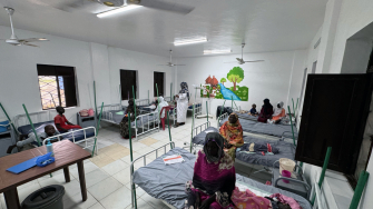 Ala pediátrica apoiada por MSF no Centro Integrado de Saúde de Al-Damazin, onde crianças recebem tratamento para desnutrição. © Mohamed Najib/MSF