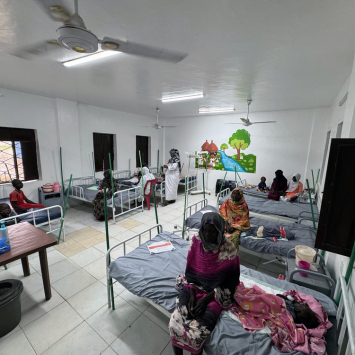 Ala pediátrica apoiada por MSF no Centro Integrado de Saúde de Al-Damazin, onde crianças recebem tratamento para desnutrição. © Mohamed Najib/MSF