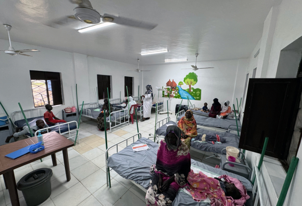 Ala pediátrica apoiada por MSF no Centro Integrado de Saúde de Al-Damazin, onde crianças recebem tratamento para desnutrição. © Mohamed Najib/MSF