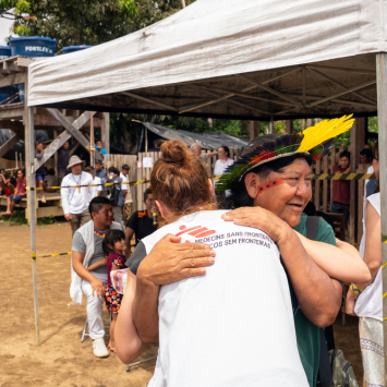 O líder Yanomami Davi Kopenawa esteve presente na cerimônia de encerramento da MSF em Auaris, onde destacou a importância da parceria para as comunidades de todo o território.      ©Marília Gurgel