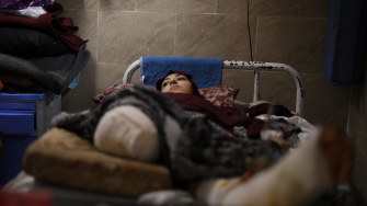 Maram, paciente que precisa ser evacuada de Gaza urgentemente por motivos médicos, no Hospital Nasser. Gaza, Palestina, novembro de 2025. ©Nour Alsaqqa/MSF