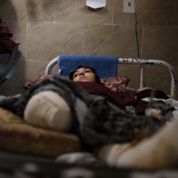 Maram, paciente que precisa ser evacuada de Gaza urgentemente por motivos médicos, no Hospital Nasser. Gaza, Palestina, novembro de 2025. ©Nour Alsaqqa/MSF
