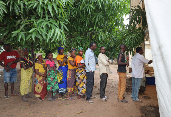 Um grupo de pessoas deslocadas aguarda em fila, do lado de fora de uma clínica móvel de MSF, em Alua Velha, distrito de Eráti, província de Nampula. ©Sofia Minetto/MSF