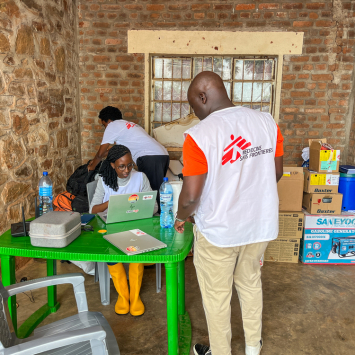 Profissionais de MSF montaram um pequeno escritório que também funciona como espaço para armazenamento de medicamentos no centro de tratamento de cólera em Nyanza Lake. ©Dorine Niyungeko
