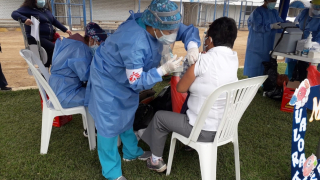 A new wave of COVID-19 has swept Peru since the start of 2021. MSF has launched an intervention in support of the health authorities in Huaura province, north of Lima, aimed at taking some pressure off the regional hospital in Huacho (the provincial capital) by treating patients who need isolation and oxygen therapy, but whose state is not as critical as to need the services of Huacho hospital. On 14-15 May, @MSF teams worked with local health authorities to carry out covid-19 Pfizer vaccination in Huaura province, which is one of the worst-affected countries by the pandemic today. MSF staff triaged over 1,400 people and vaccinated around 800 people aged 70+.