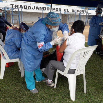 A new wave of COVID-19 has swept Peru since the start of 2021. MSF has launched an intervention in support of the health authorities in Huaura province, north of Lima, aimed at taking some pressure off the regional hospital in Huacho (the provincial capital) by treating patients who need isolation and oxygen therapy, but whose state is not as critical as to need the services of Huacho hospital. On 14-15 May, @MSF teams worked with local health authorities to carry out covid-19 Pfizer vaccination in Huaura province, which is one of the worst-affected countries by the pandemic today. MSF staff triaged over 1,400 people and vaccinated around 800 people aged 70+.