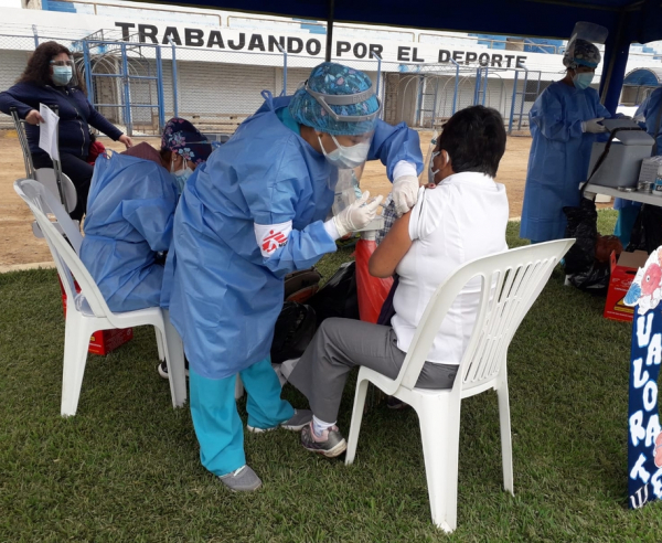 A new wave of COVID-19 has swept Peru since the start of 2021. MSF has launched an intervention in support of the health authorities in Huaura province, north of Lima, aimed at taking some pressure off the regional hospital in Huacho (the provincial capital) by treating patients who need isolation and oxygen therapy, but whose state is not as critical as to need the services of Huacho hospital. On 14-15 May, @MSF teams worked with local health authorities to carry out covid-19 Pfizer vaccination in Huaura province, which is one of the worst-affected countries by the pandemic today. MSF staff triaged over 1,400 people and vaccinated around 800 people aged 70+.