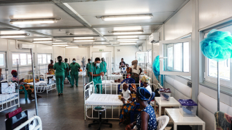 Centro médico em Kenema, na província oriental de Serra Leoa, fornece serviços de maternidade e pediatria, no Hospital Hangha, de MSF. ©Saidu Bah/MSF