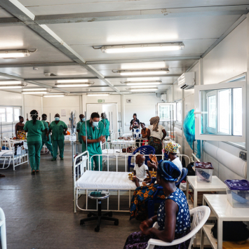 Centro médico em Kenema, na província oriental de Serra Leoa, fornece serviços de maternidade e pediatria, no Hospital Hangha, de MSF. ©Saidu Bah/MSF