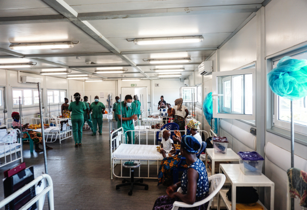 Centro médico em Kenema, na província oriental de Serra Leoa, fornece serviços de maternidade e pediatria, no Hospital Hangha, de MSF. ©Saidu Bah/MSF