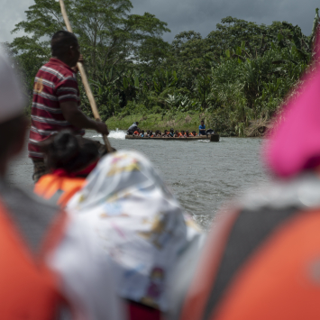 Equipes de MSF se deparam com barcos de migrantes no Rio Darien. Panamá, junho de 2021. © Sara de la Rubia/MSF