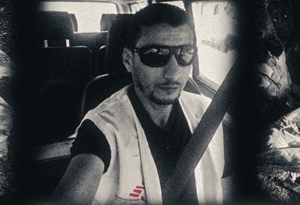No centro, Hasan Suboh, profissional de MSF morto após ataque aéreo israelense em Khan Younis, no sul de Gaza. © MSF