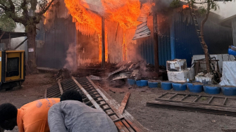 Hospital de MSF em Old Fangak em chamas após ser bombardeado. Sudão, maio de 2025.