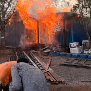 Hospital de MSF em Old Fangak em chamas após ser bombardeado. Sudão, maio de 2025.