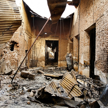 Telhas de ferro e escombros cobrem um corredor do Centro de Trauma de Kunduz, apoiada por MSF, enquanto a unidade permanece destruída após o ataque aéreo de 3 de outubro, que matou 42 pessoas, incluindo 14 membros da equipe de MSF e pacientes, no norte do Afeganistão. Afeganistão, outubro de 2015. © Andrew Quilty.