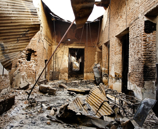Telhas de ferro e escombros cobrem um corredor do Centro de Trauma de Kunduz, apoiada por MSF, enquanto a unidade permanece destruída após o ataque aéreo de 3 de outubro, que matou 42 pessoas, incluindo 14 membros da equipe de MSF e pacientes, no norte do Afeganistão. Afeganistão, outubro de 2015. © Andrew Quilty.