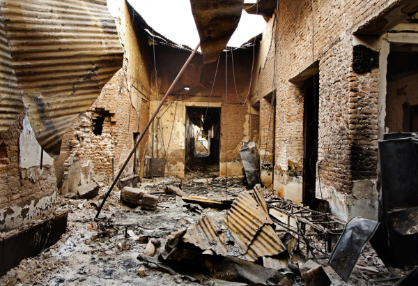 Centro de Trauma de MSF em Kunduz após o ataque aéreo dos EUA em 3 de outubro de 2015, que matou 42 pessoas.  Afeganistão, 2015. © Andrew Quilty 
Iron roofing and rubble litter a corridor in the MSF Kunduz Trauma Centre as the facility lies destroyed following the 03 October aerial attack which killed 22 staff and patients in northern Afghanistan.

The bomb blasts were so strong that the corrugated iron roof caved in here in the blood laboratory corridor, and elsewhere in the hospital building.