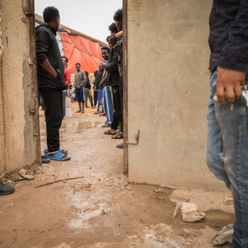 Centenas de migrantes detidos após prisões em massa em Trípoli, Líbia
