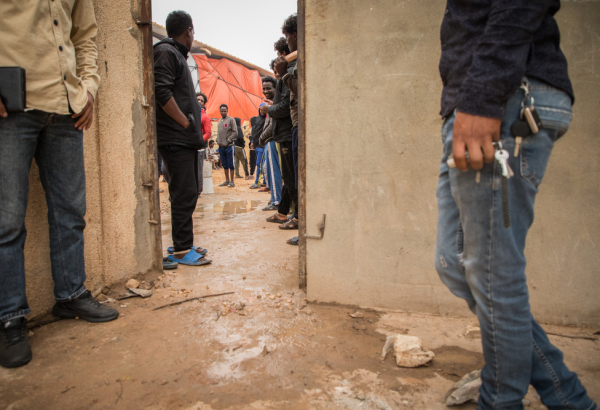 Centenas de migrantes detidos após prisões em massa em Trípoli, Líbia