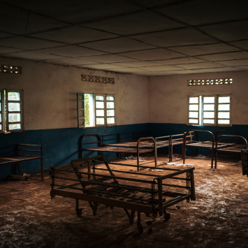 Foto: Alexis Huguet/MSF - Uma ala do hospital geral de Lita que foi atacada e saqueada por homens armados. Território de Djugu, RDC, novembro de 2019.