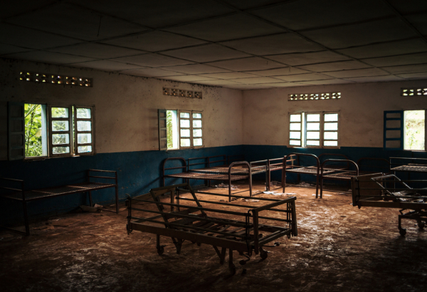 Foto: Alexis Huguet/MSF - Uma ala do hospital geral de Lita que foi atacada e saqueada por homens armados. Território de Djugu, RDC, novembro de 2019.