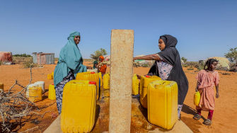 Moradoras acessam um ponto de distribuição de água no acampamento onde vivem pessoas deslocadas internamente, em Mudug, na Somália. ©Mohamed Abdirahman/MSF