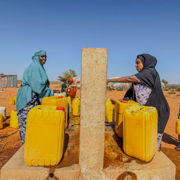 Moradoras acessam um ponto de distribuição de água no acampamento onde vivem pessoas deslocadas internamente, em Mudug, na Somália. ©Mohamed Abdirahman/MSF