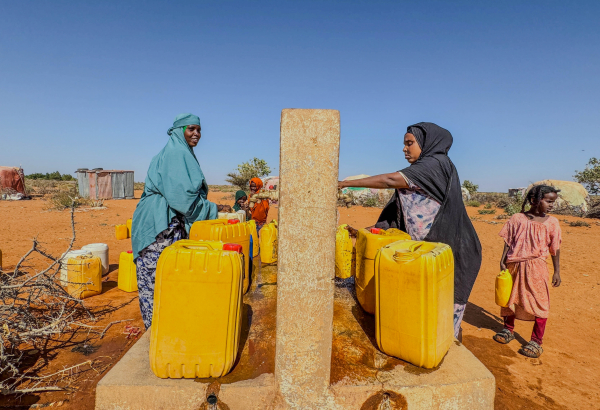 Moradoras acessam um ponto de distribuição de água no acampamento onde vivem pessoas deslocadas internamente, em Mudug, na Somália. ©Mohamed Abdirahman/MSF
