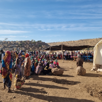 Pessoas deslocadas fazem fila para serem atendidas por MSF no acampamento de deslocados de Feina, Sudão. @Julie Melichar/MSF