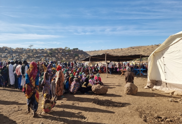 Pessoas deslocadas fazem fila para serem atendidas por MSF no acampamento de deslocados de Feina, Sudão. @Julie Melichar/MSF